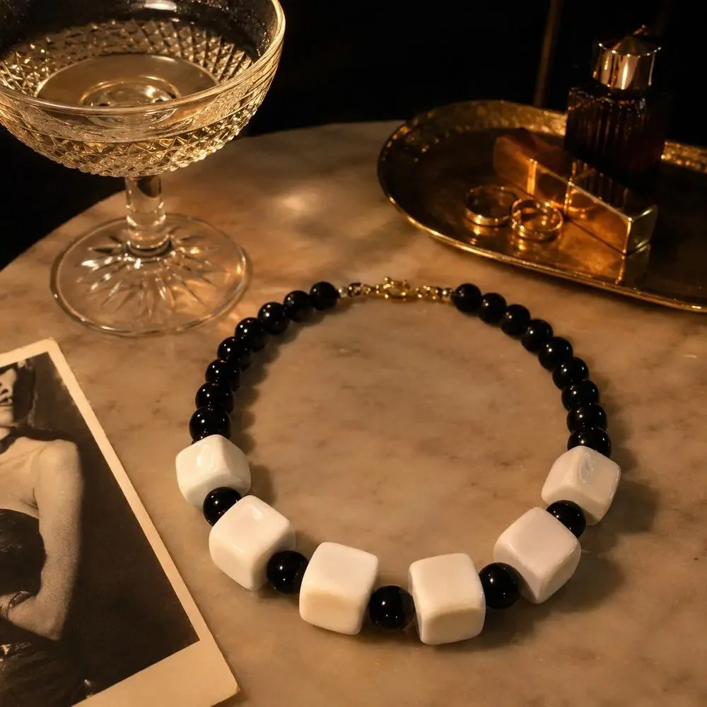 Vintage Black & White Chunky Bead Necklace Retro Mod Statement Necklace - Picture 1 of 4